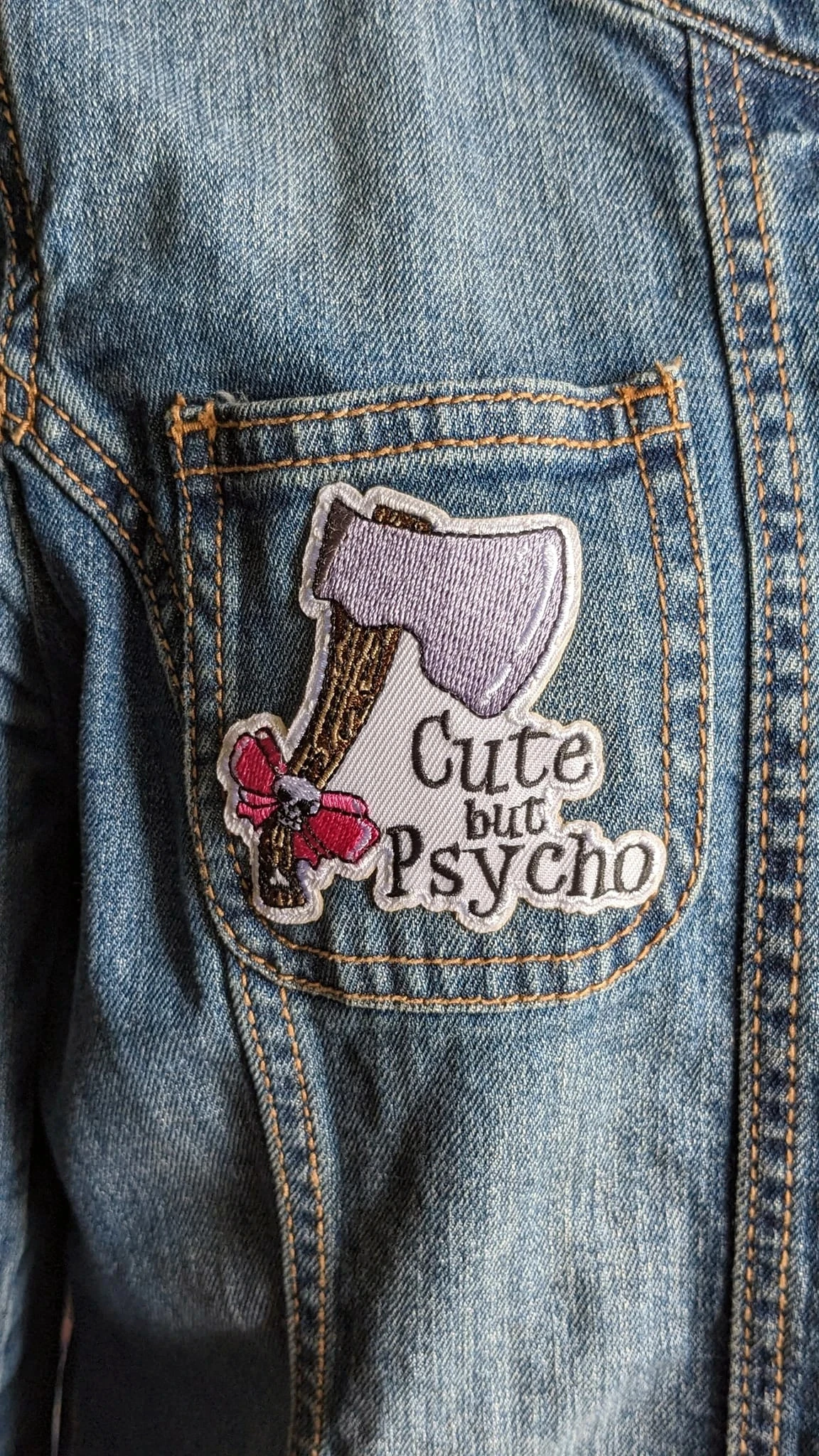 Veste jeans bordada "Cute but psycho" – photo 4